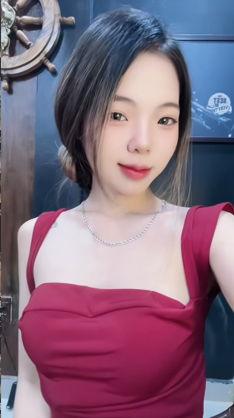 tiktok-live-bong-iuiu-hotgirl-quyen-ru.jpg