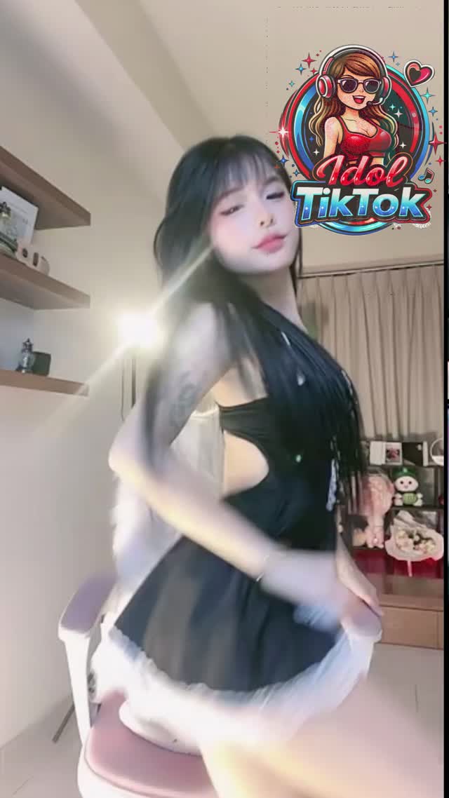 Idol TikTok Meily Biến Hóa Với Outfit Váy Hầu Gái Đen Trắng Đầy Cuốn Hút