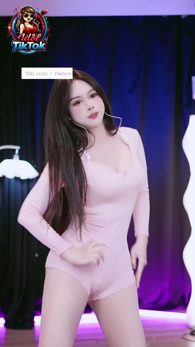 Idol TikTok Chip Khuấy Động TikTok Live Với Những Màn Dance Đầy Năng Lượng Trong Áo Bó Sát