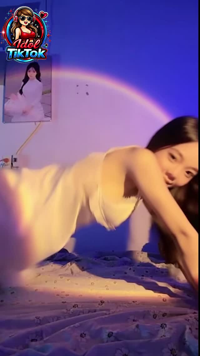 TikTok Live Bống iuiu Nhảy Sexy Với Áo Ngủ Babydoll Trắng - Quyến Rũ Ngọt Ngào!