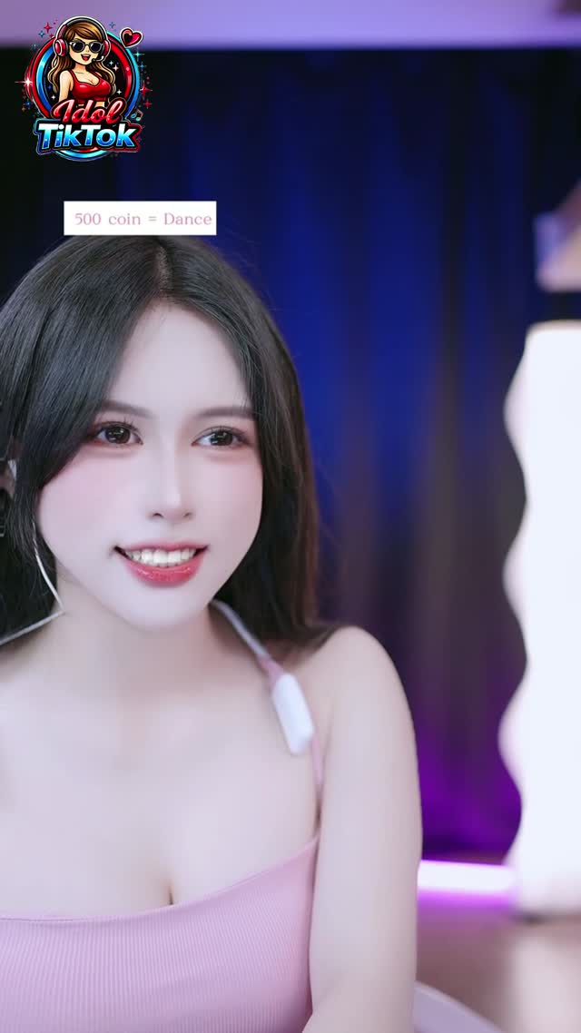 Idol TikTok Chip Tỏa Sáng Trong Chiếc Váy Hồng Ôm Dáng Khiến Cộng Đồng Mạng Chú Ý