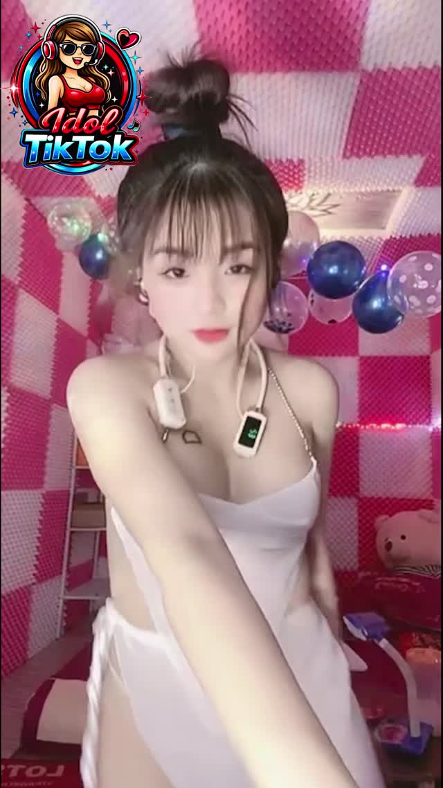 Idol TikTok Út Bị Tẽn Nhảy Cùng Trang Phục Đỏ Nổi Bật Khiến Cộng Đồng Chú Ý