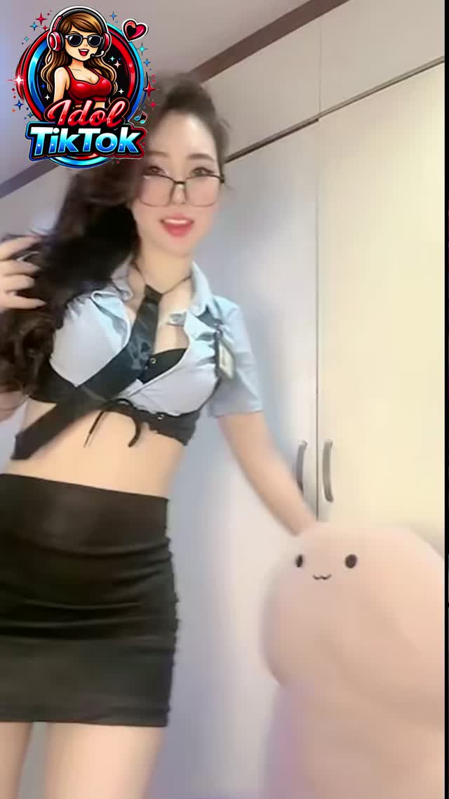 Idol TikTok Cô Giáo Thảo Dance Sexy Trong Trang Phục Công Sở Cách Điệu Gây Chú Ý