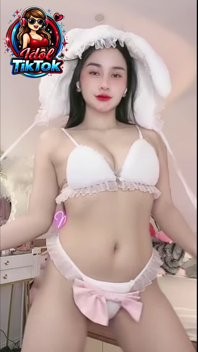 Idol TikTok Mẫu Mít Cosplay Thỏ Trắng Dance Đang Được Fan Săn Clip Nhiệt Tình