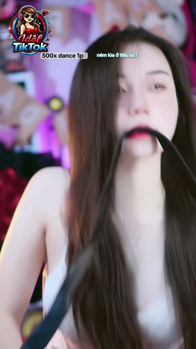 ikTok Live Lin Linn | Màn Vũ Đạo Sexy Đốt Mắt Trong Outfit Corset Ren Trắng