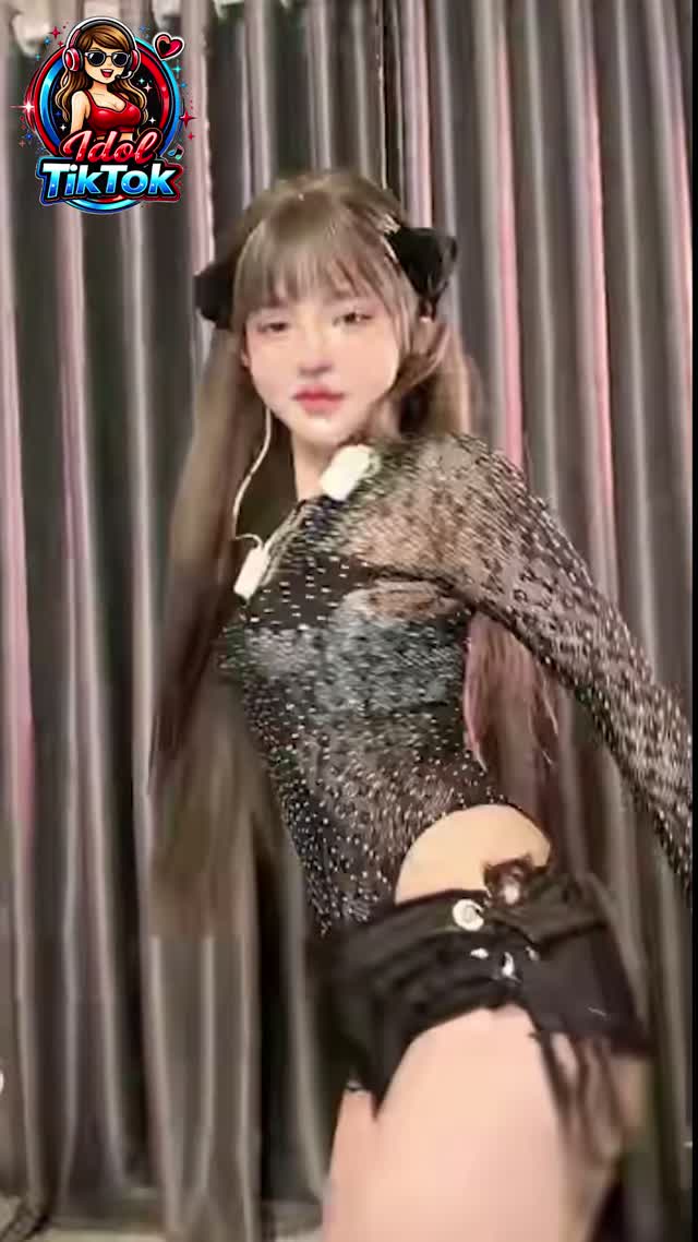 TikTok Live Moon Mèo | Màn Vũ Đạo Bikini Kim Tuyến Và Chân Váy Đỏ Siêu Nóng Bỏng