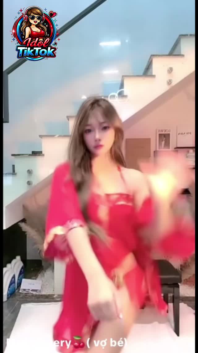 Idol TikTok Mon Cherry Thu Hút Ánh Nhìn Với Phong Cách Áo Yếm Hiện Đại Đầy Cá Tính